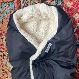 7AM Nido Cloud black and white. Used for one season - no stains and good shape!